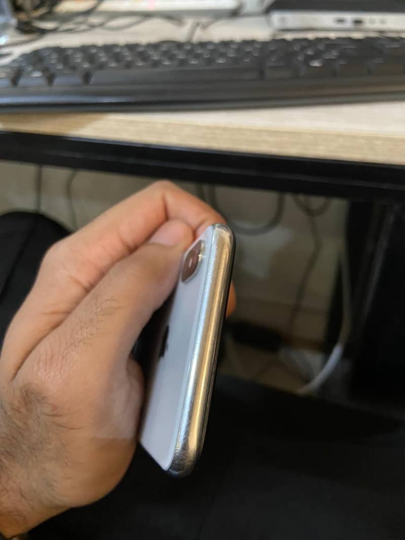 Apple iPhone X 4