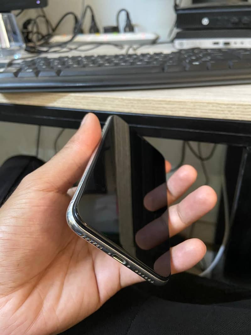 Apple iPhone X 5