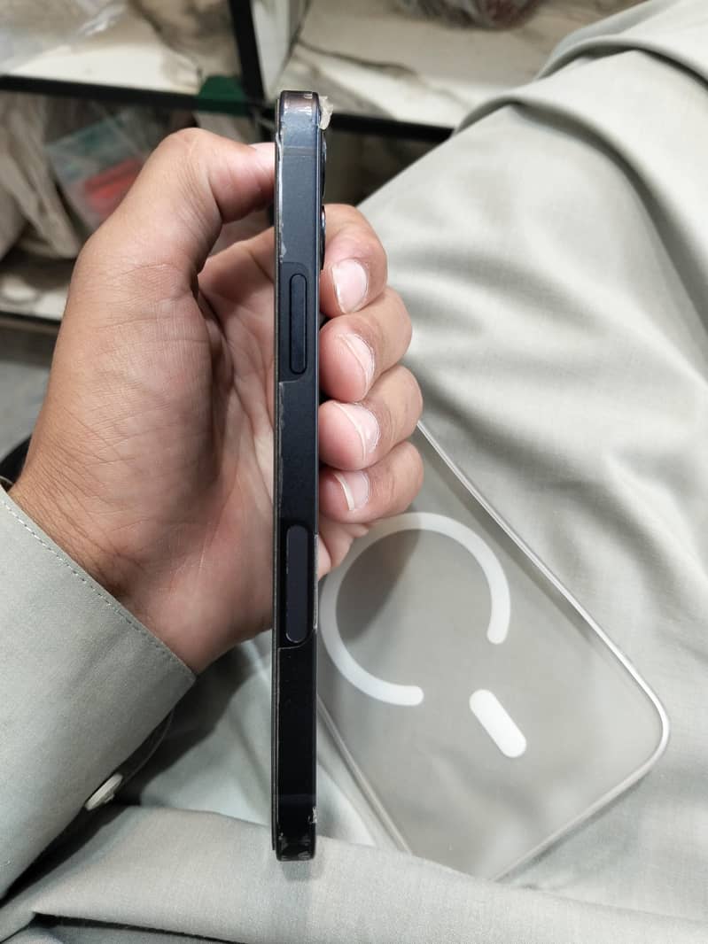 Apple iPhone 12 3