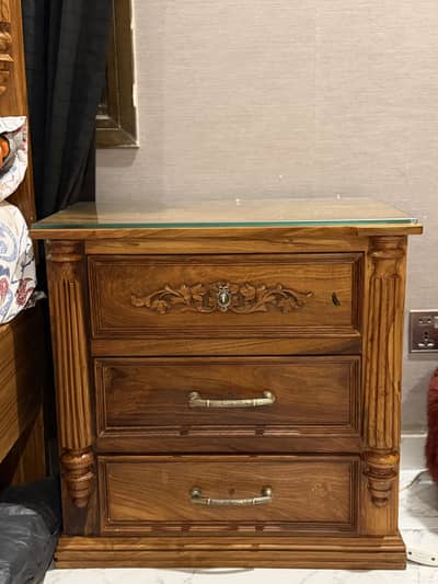 Bed set with sidetable and dressing table.