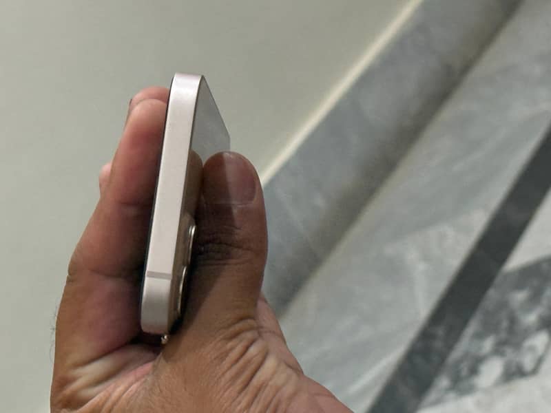 Apple iPhone 13 4