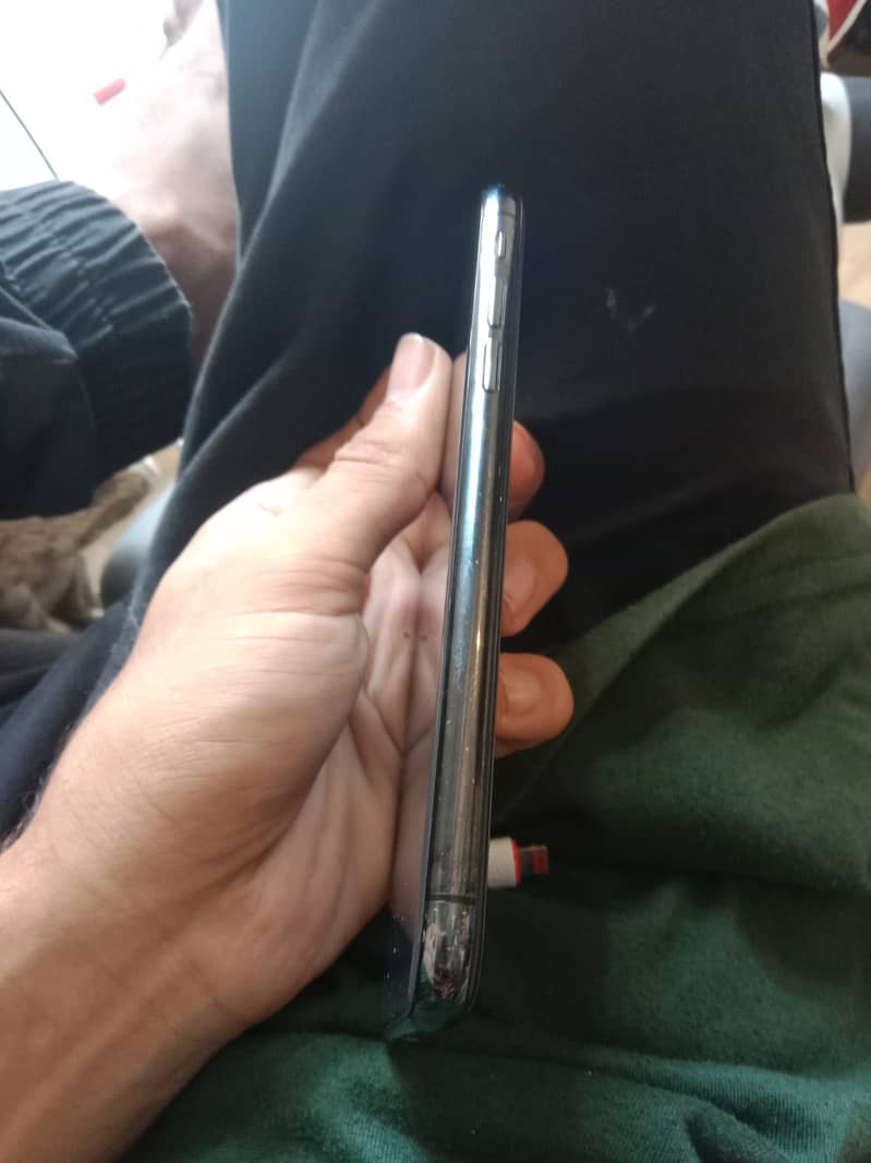 Apple iPhone X 4