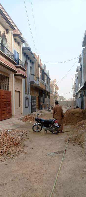 4.5 mrla plot urgent sale location near Rafyqamer road and Azeem Chowk, just 10 lak per mrla,