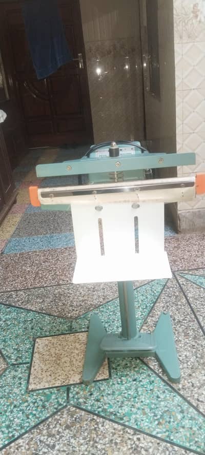 Heat sealing machine