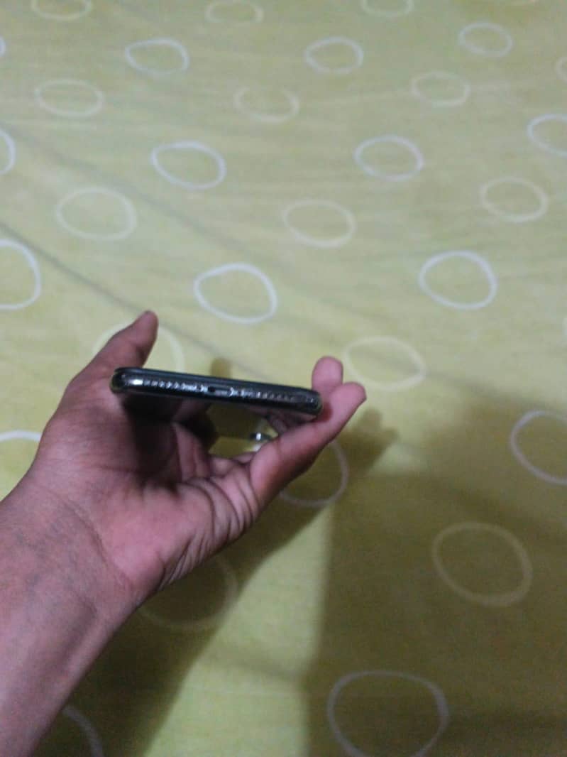 Apple iPhone X 4