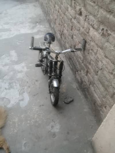 bacho ki cyccle hy side pr jo tir lagty hy wo bi hy sat