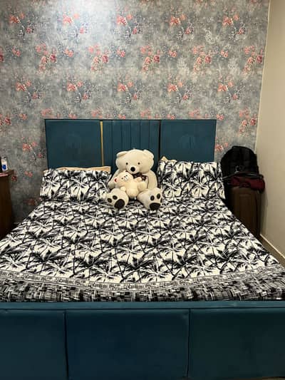 Selling king size bed