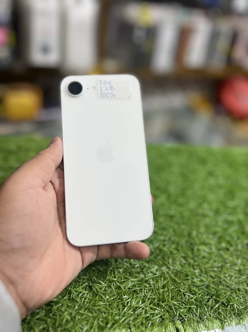 Apple iPhone 16e 1