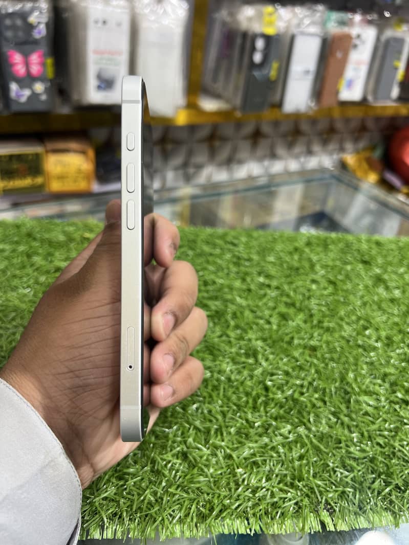 Apple iPhone 16e 2