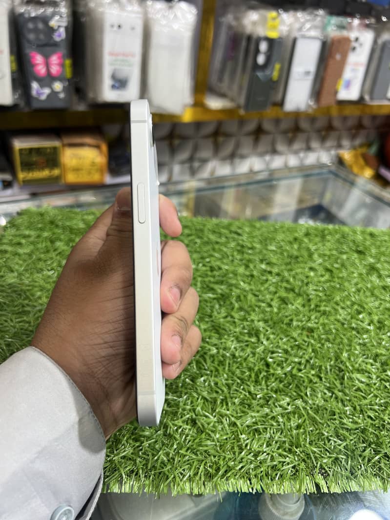 Apple iPhone 16e 3
