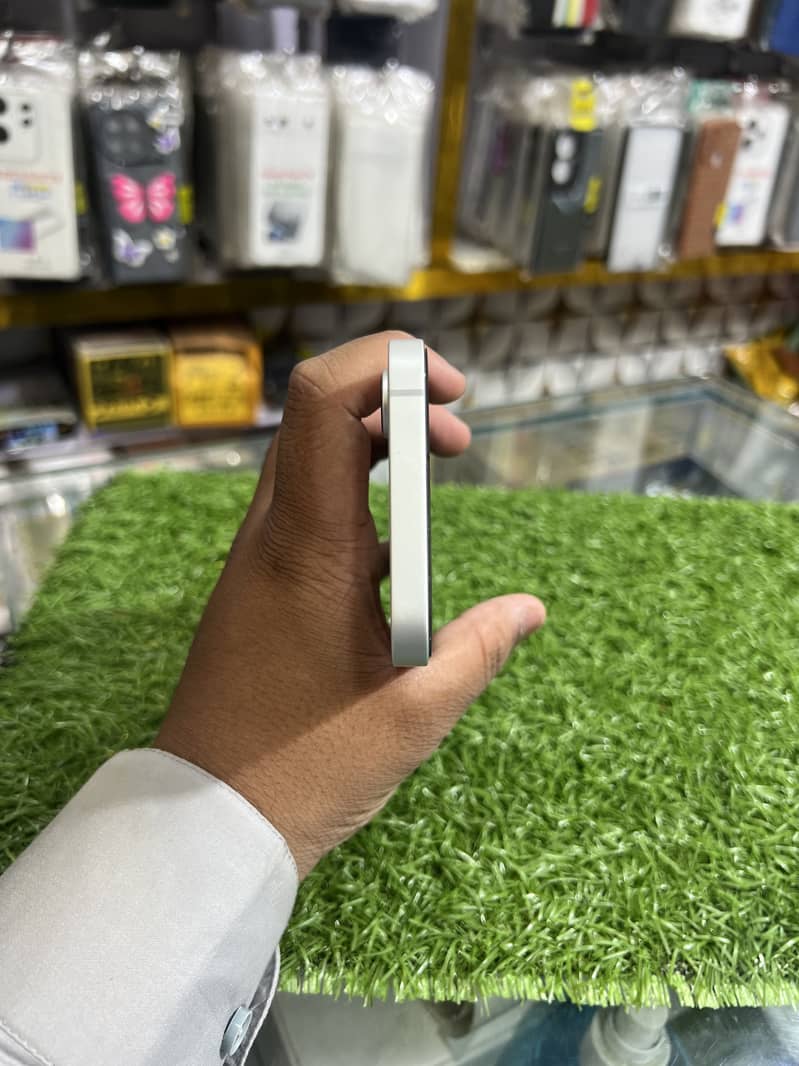 Apple iPhone 16e 4