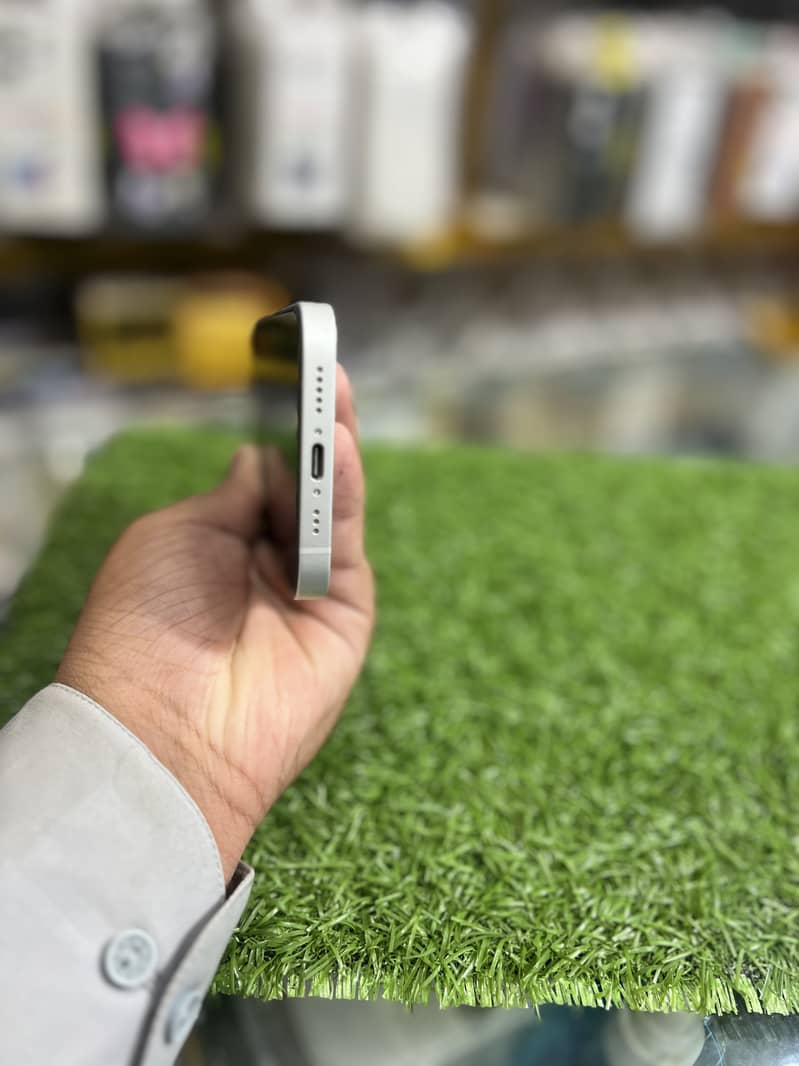 Apple iPhone 16e 5