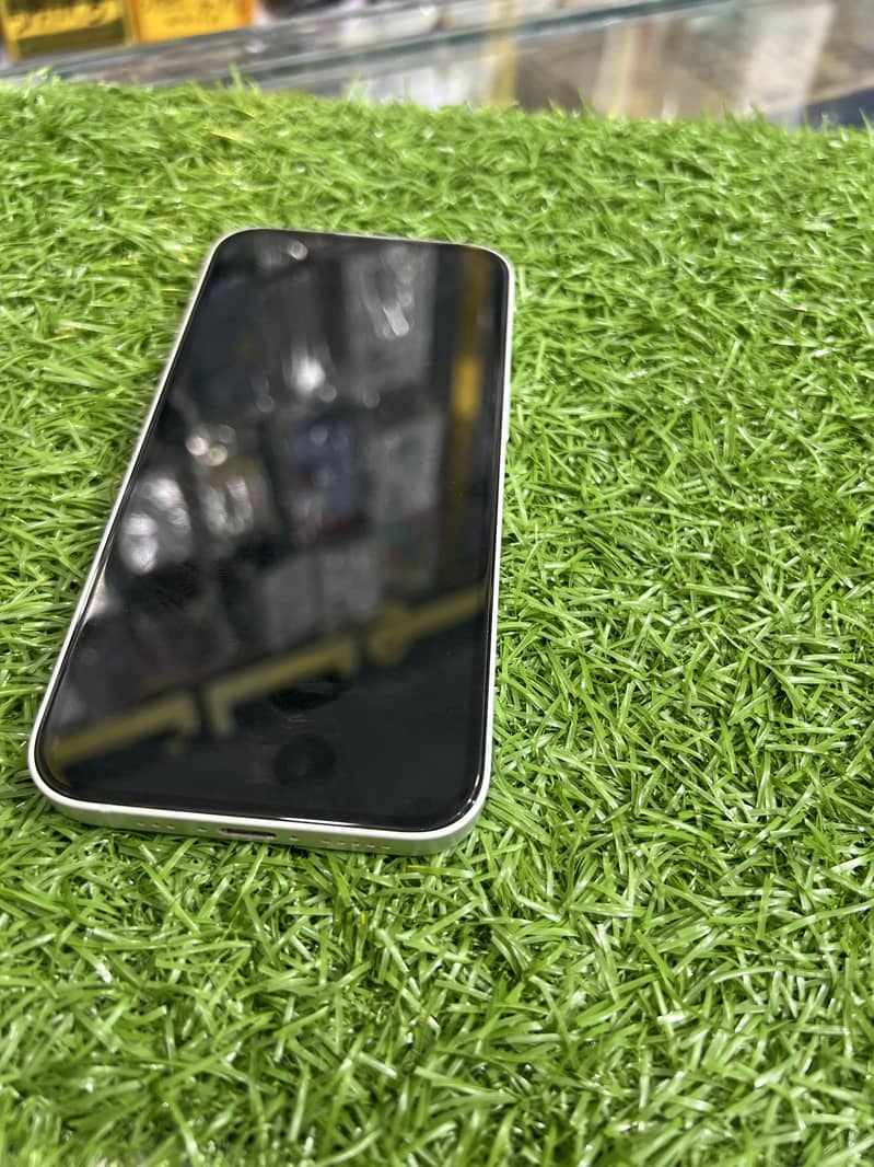 Apple iPhone 16e 7