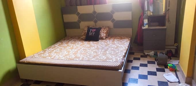 queen size bed 1.5 years used h