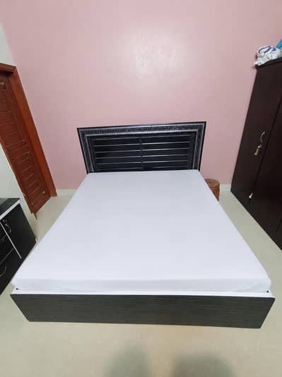 KING SIZE BED WITH MATTRESS & DRESSING TABLE + 2 SIDER