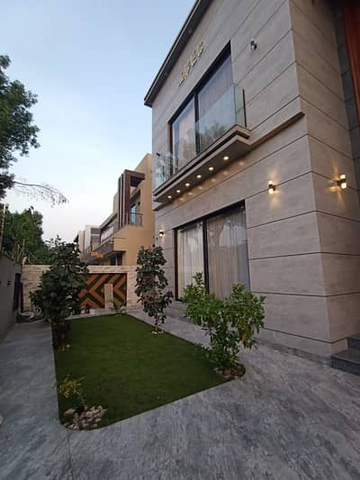 1 KANAL BEAUTIFUL HOUSE AVALABLE FOR SALE IN A VERY HOT LOCATION iN UET HOUSING SOCIETY