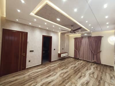 1 KANAL BEAUTIFUL HOUSE AVAILABLE FOR SALE IN A VERY HOT LOCATION IN PUNJAB COOP HOUSING SOCIETY