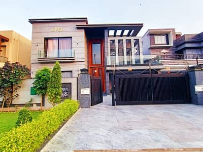 1 KANLA BEAUTIFUL HOUSE AVAILABLE FOR SALE IN A VERY HOT LOCATION IN PUNJAB COOP HOUSING SOCIETY BLOCK A