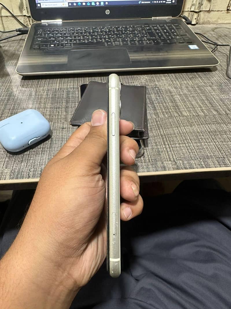 Apple iPhone 11 4