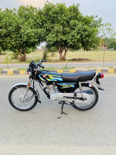 Honda 125 black colour