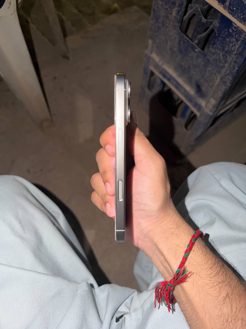 Apple iPhone 16 Pro 2
