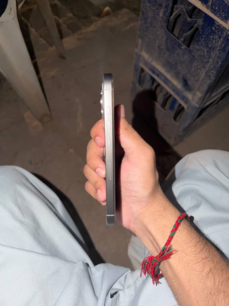 Apple iPhone 16 Pro 3