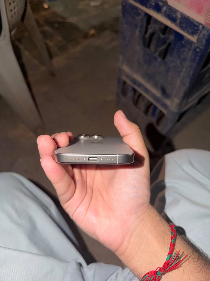 Apple iPhone 16 Pro 4