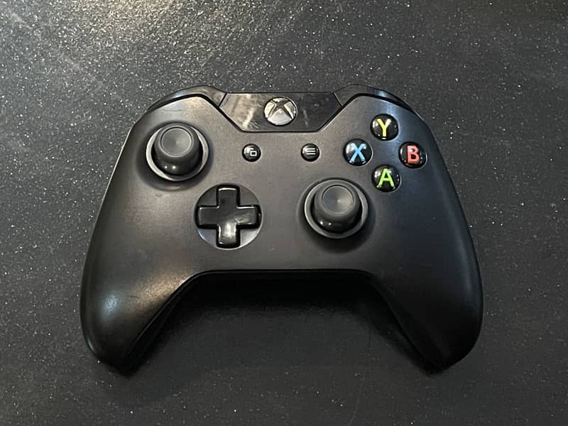 Xbox One 1TB + Controller 2