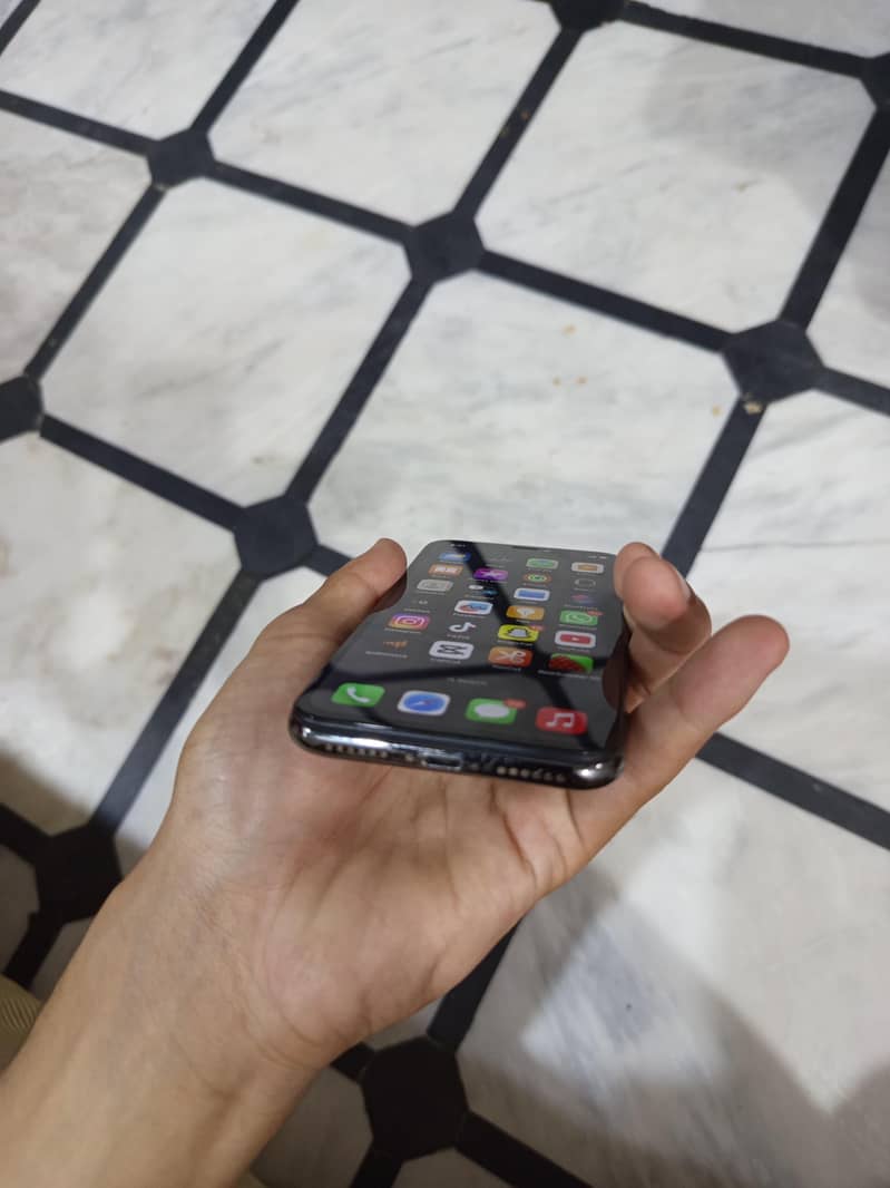 Apple iPhone X 4
