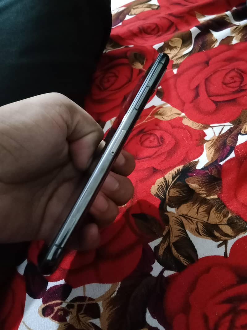 Apple iPhone X 4