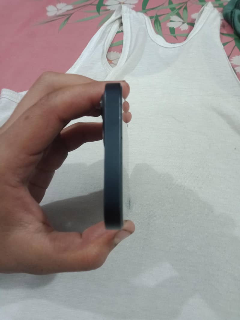 Apple iPhone 13 4