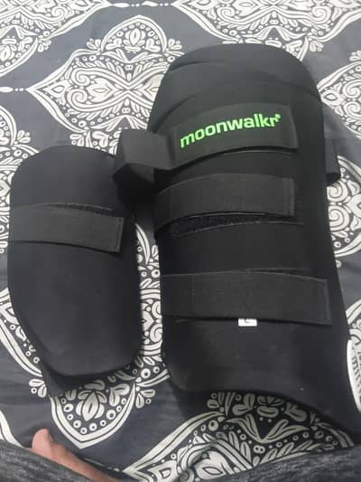 black moonlight large thigh pads