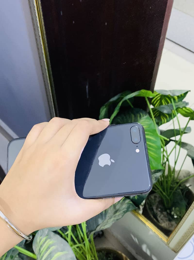 Apple iPhone 8 Plus 2