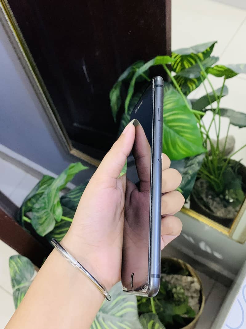 Apple iPhone 8 Plus 3
