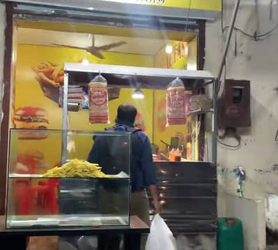 fast food ka leya urgent larka ki zarurut ha