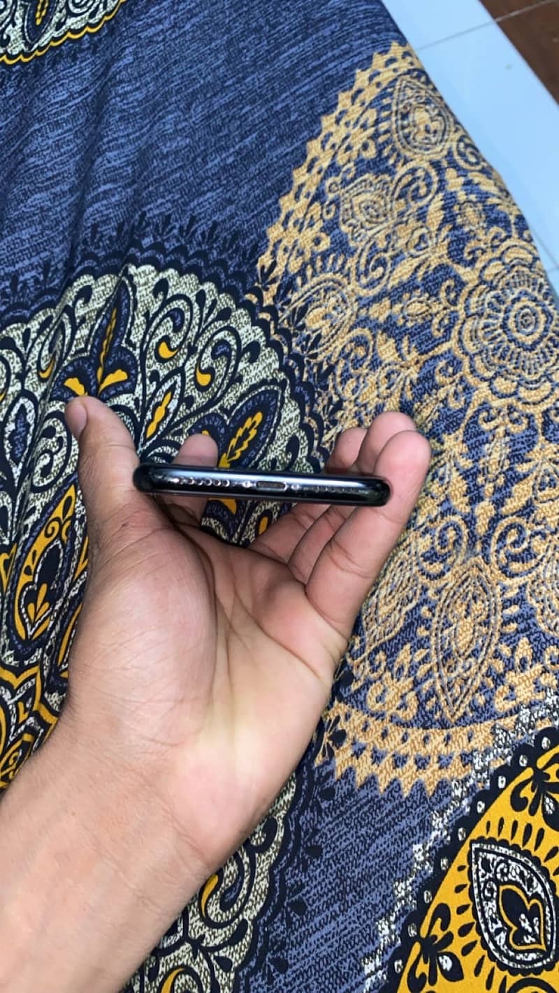 Apple iPhone X 4