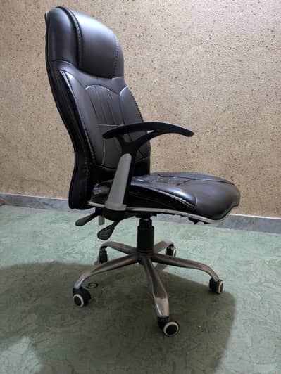 Computer Chair Available For Sale