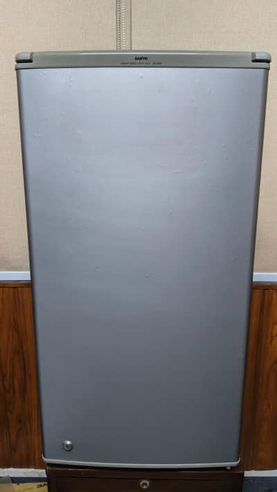 Sanyo mini fridge