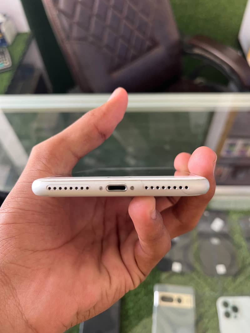 Apple iPhone 8 Plus 3