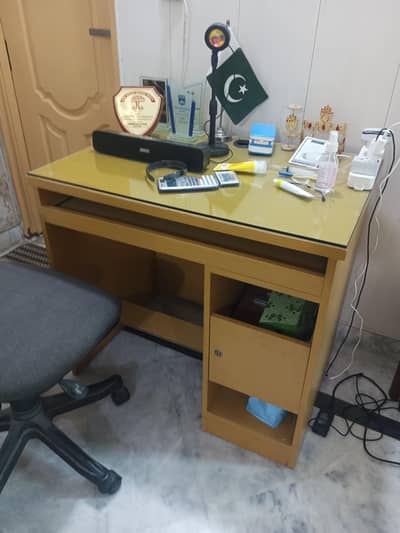 office computer table with glass and revolving chair