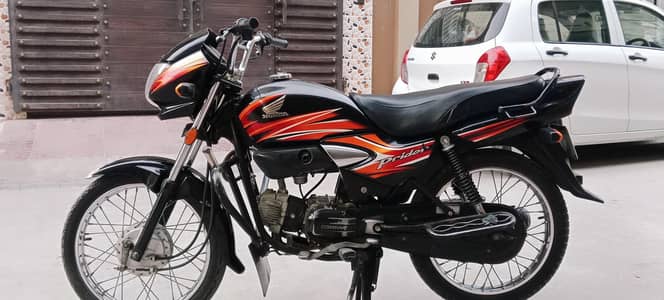 Black Honda prider