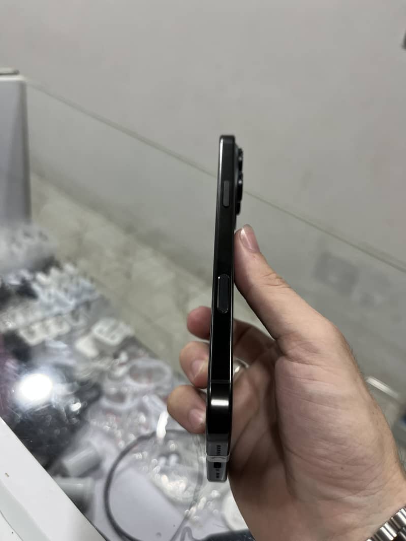 iPhone 16 Pro max 2