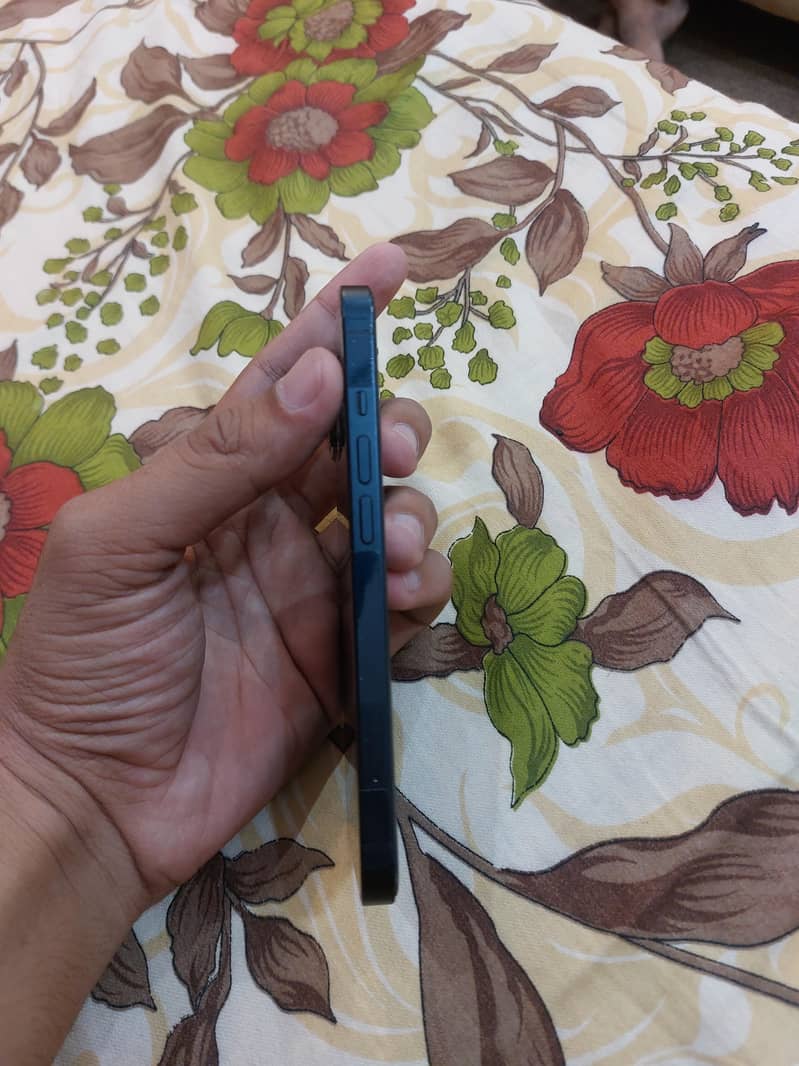 Apple iPhone 13 2