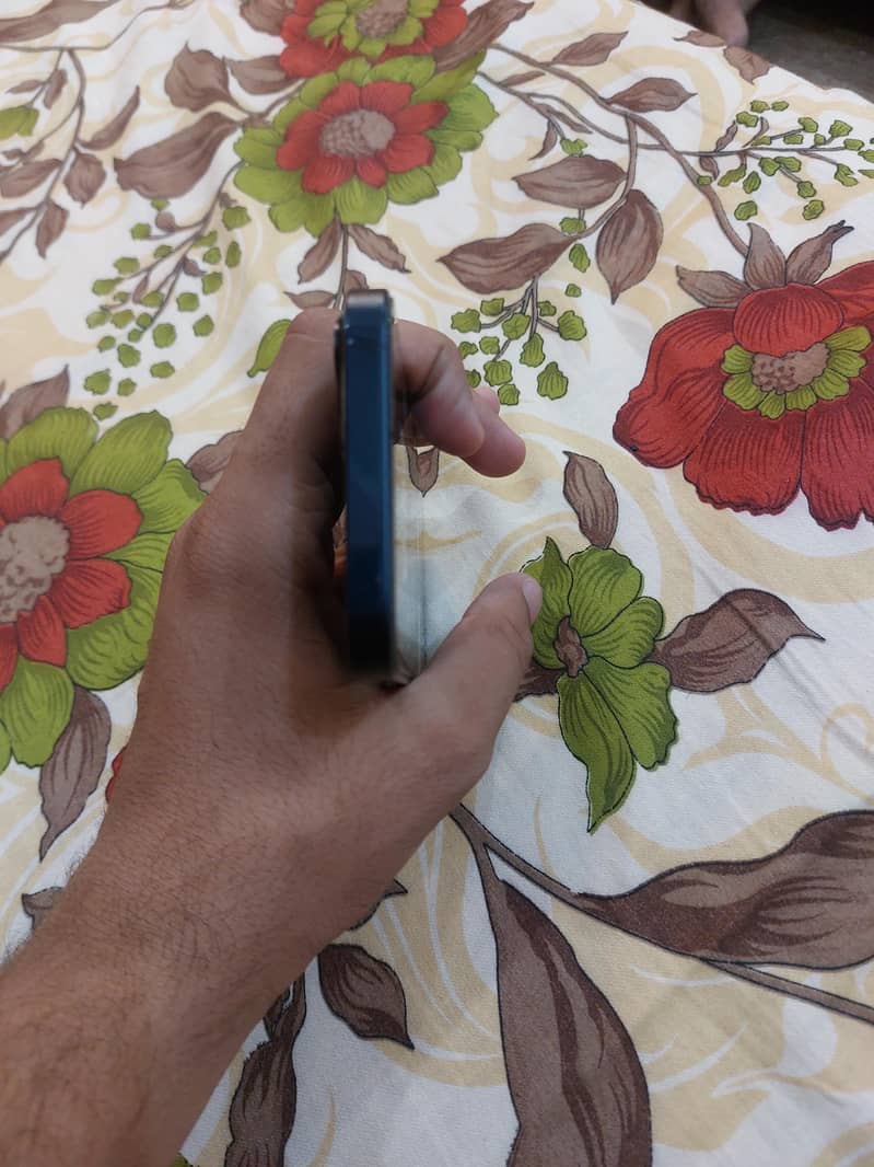 Apple iPhone 13 4