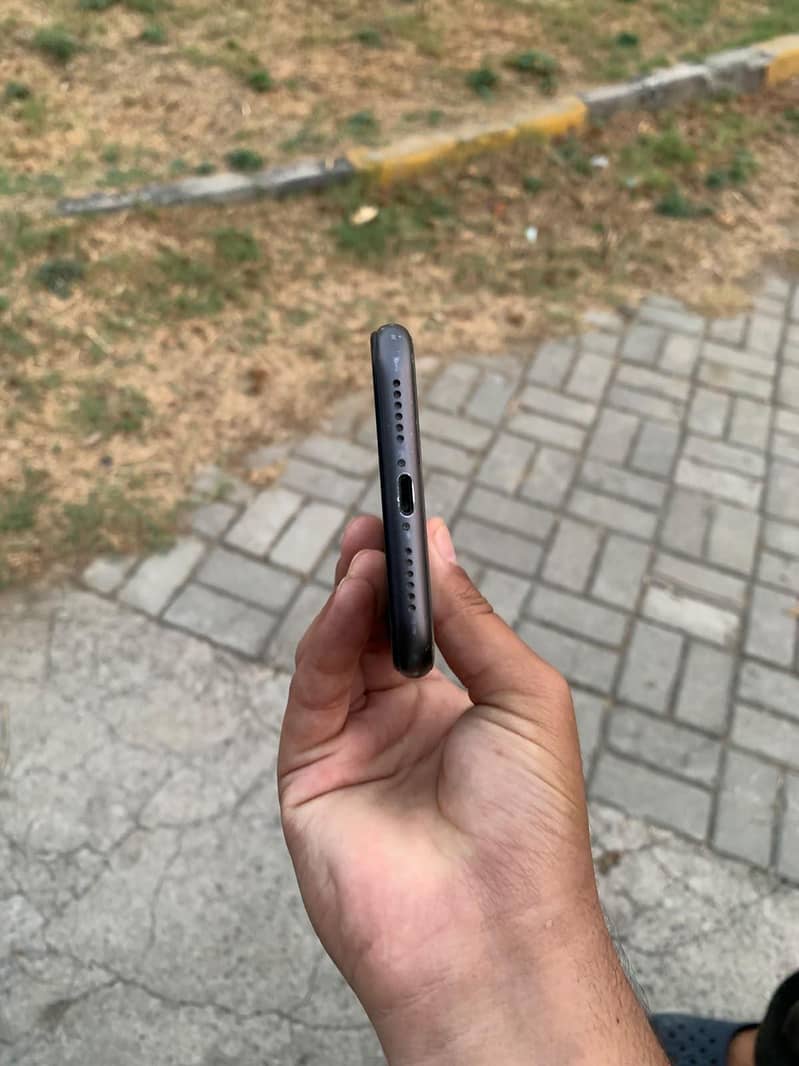 Apple iPhone 11 4