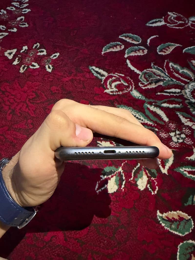 Apple iPhone 11 4