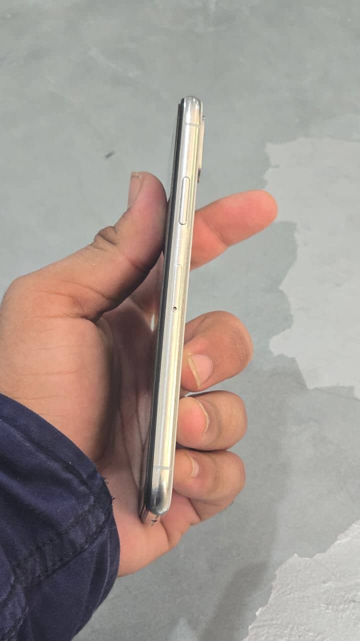 Apple iPhone X 4