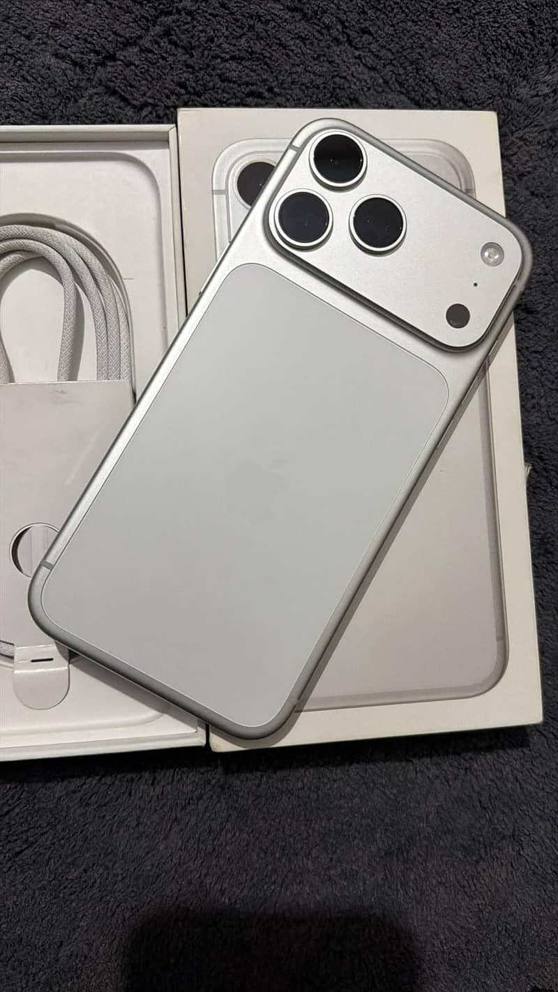 Apple iPhone 17 Pro Max 0
