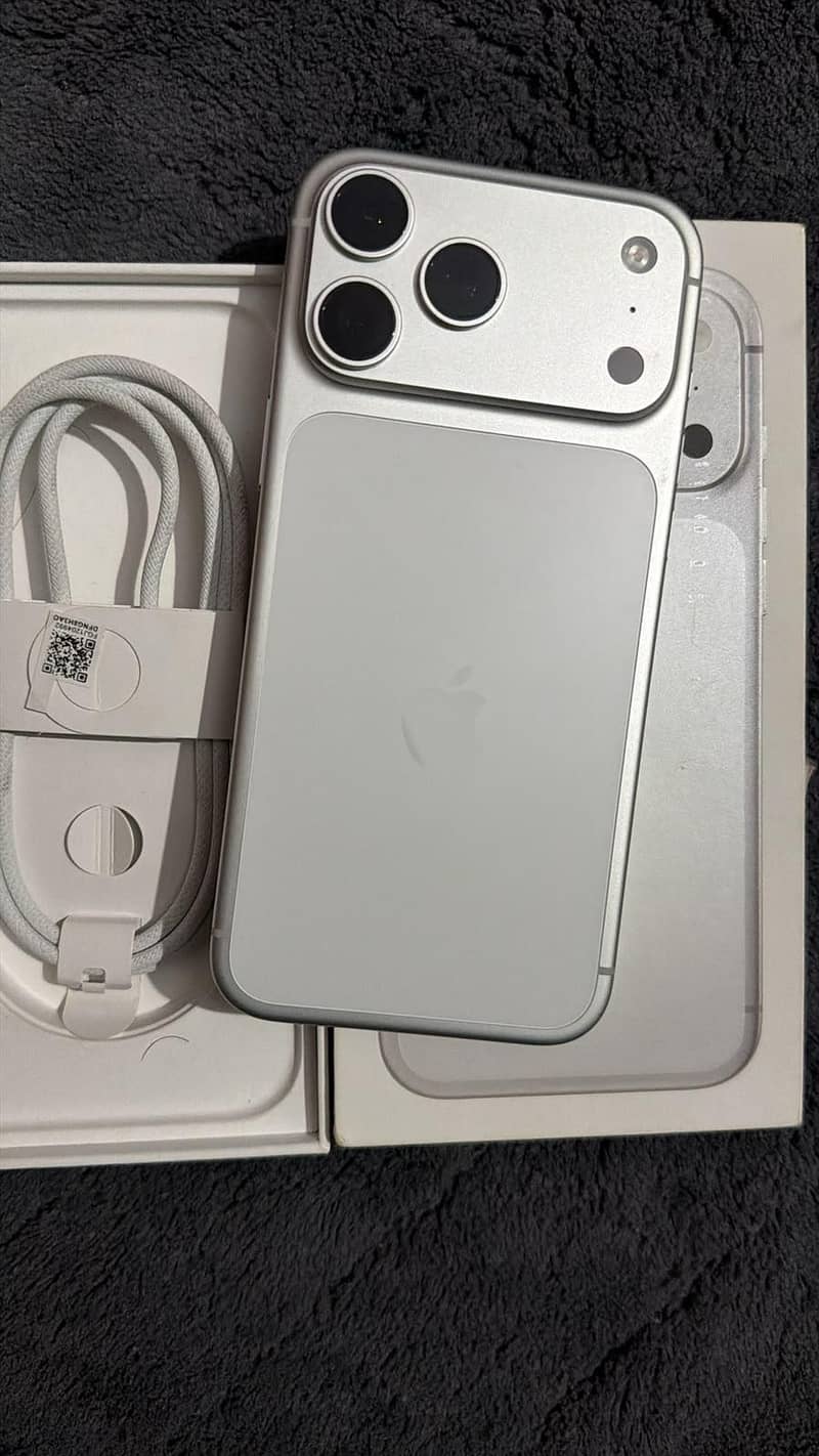 Apple iPhone 17 Pro Max 1