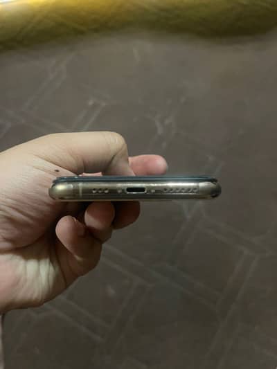 Apple iPhone 11 Pro J. V